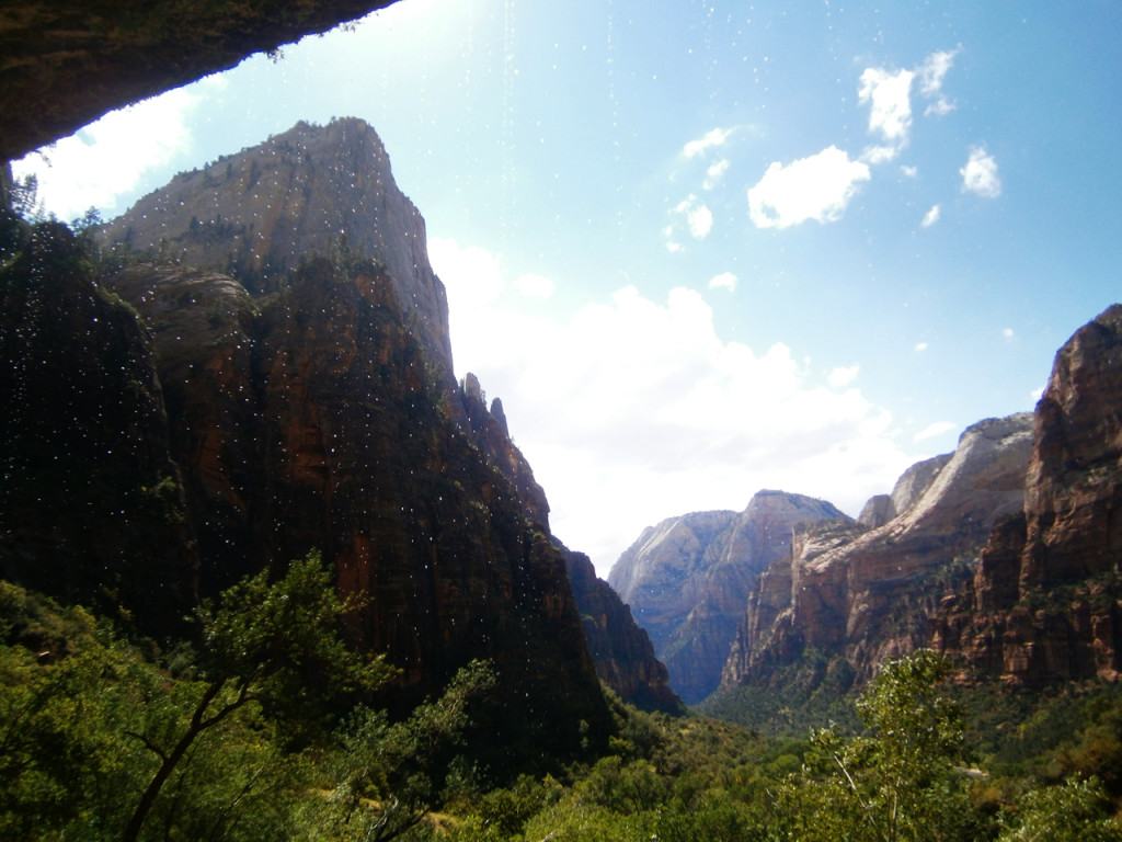 weeping-rock-in-Zion-National-Park-in-Amerika