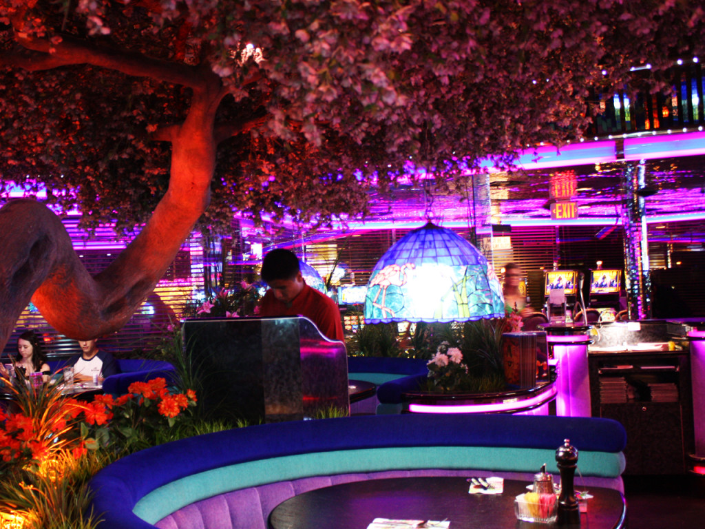 eten-in-las-vegas-peppermill-bar-restaurant