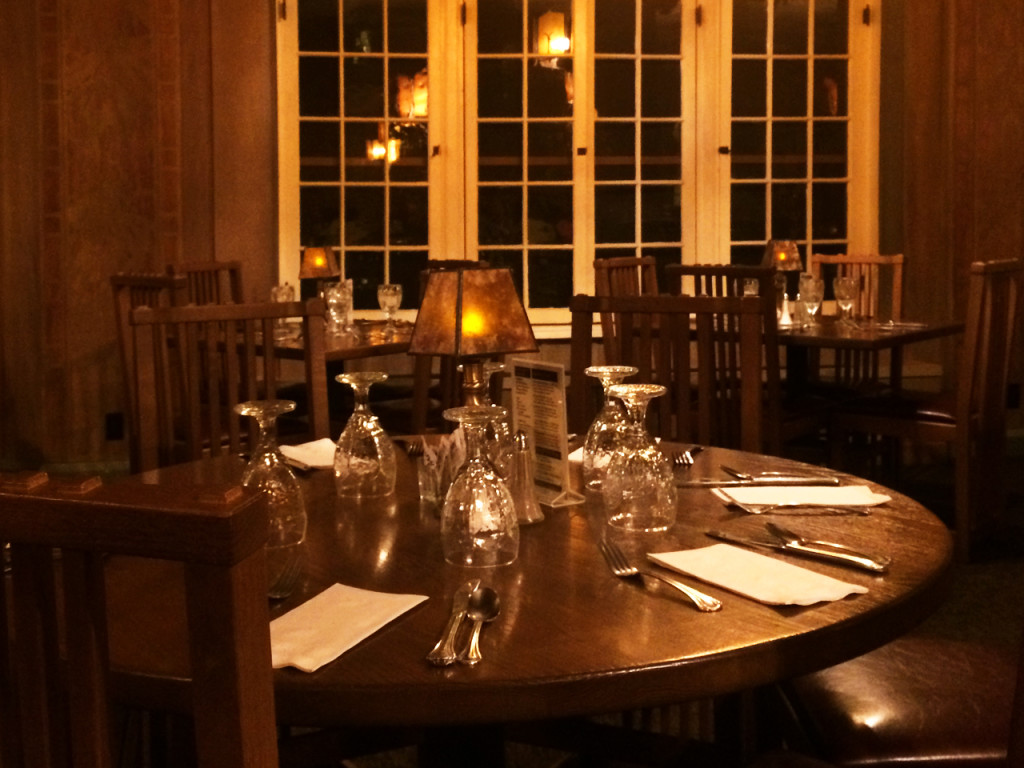 old-faithful-inn-dining-room-in-yellowstone-national-park
