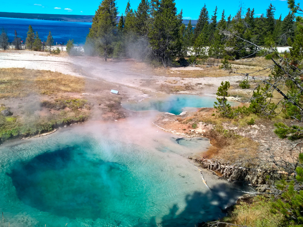west-thumb-bassin-in-yellowstone-national-park