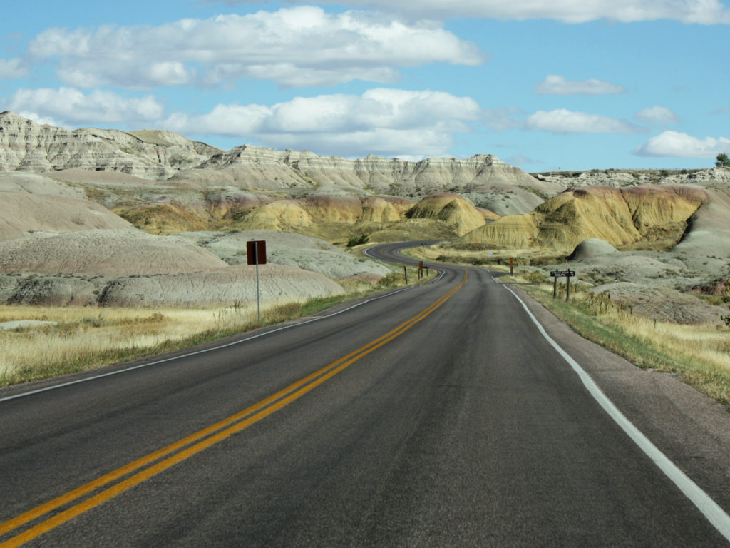 Rijden-door-Badlands-in-Amerika