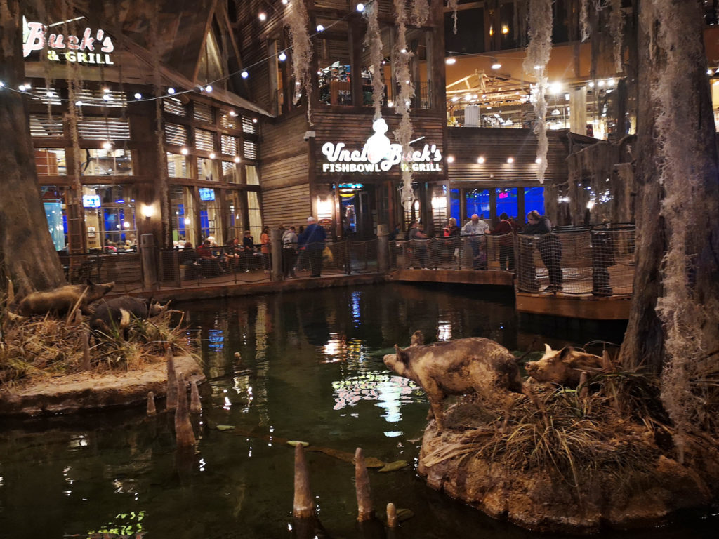 Bass-pro-piramid-in-Memphis