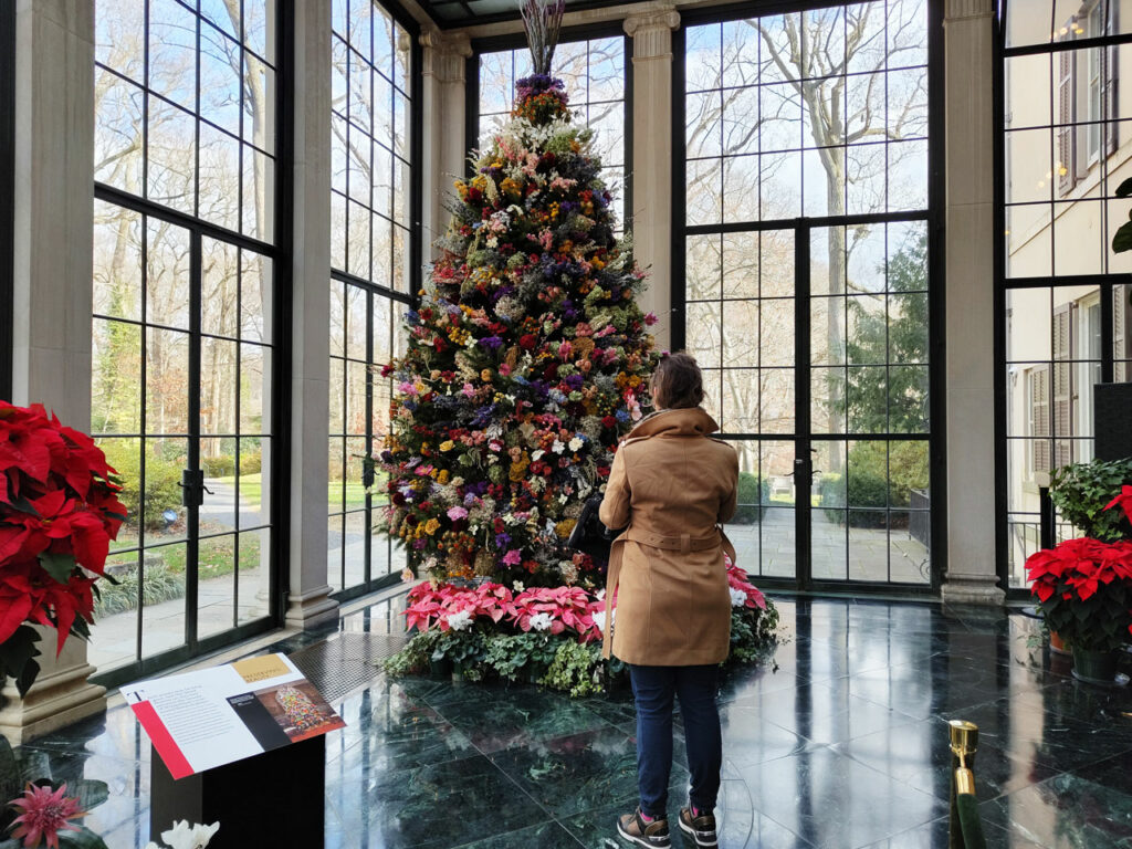 Winterthur-museum-christmas-tree-with-flowers