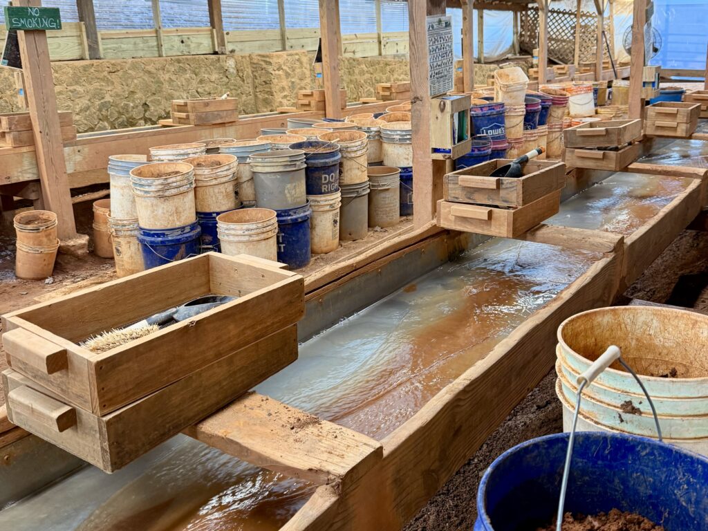 edelstenen zoeken in Amerika in Hidenite North Carolina activiteiten roadtrip