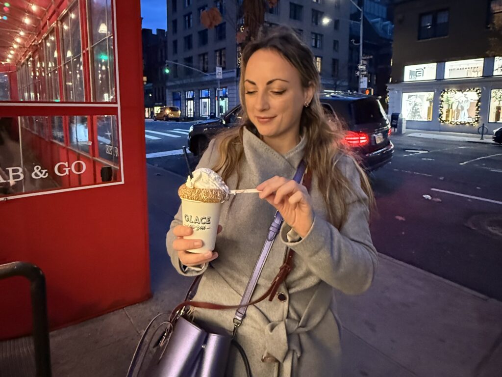 Warme chocolademelk in New York van Glace