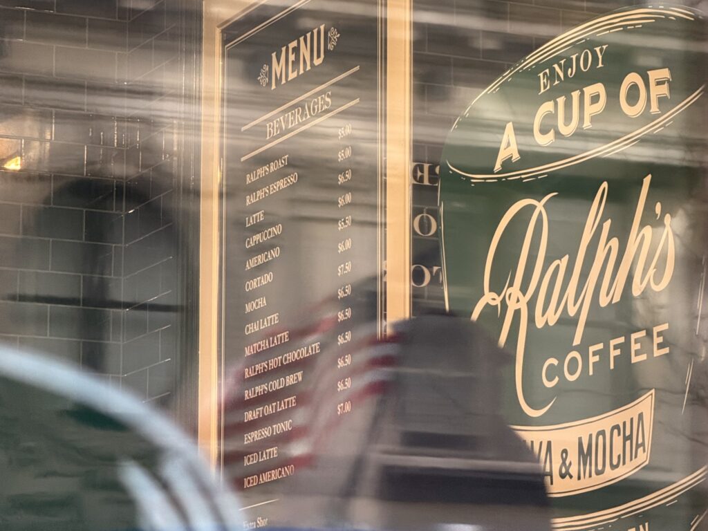 Ralph's Coffee in New York koffiedrinken